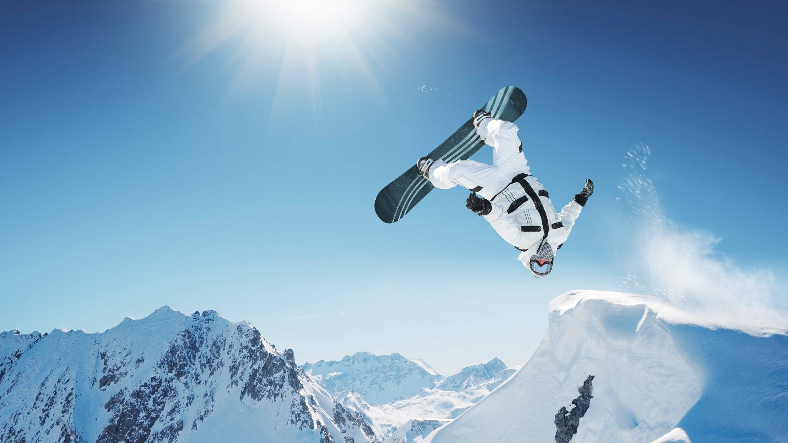 九游APP-_火山脚下：在火山区域附近举行的挑战赛_，火山底部